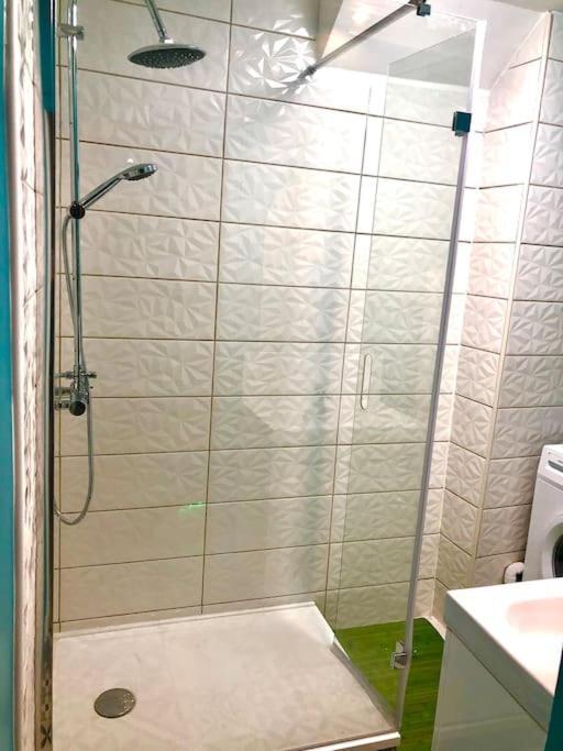 Le Led Room,Centre Ville Place De Parking Gratuite سين المظهر الخارجي الصورة